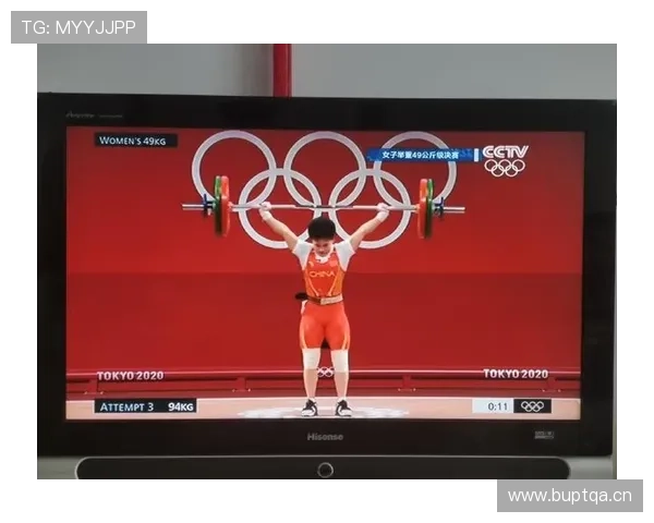 侯志慧赛前吃香蕉被拍，网友：这姐举重完顺手能拎走我一个月工资