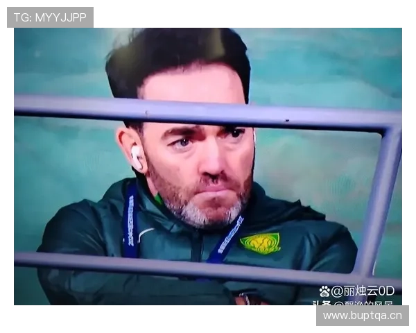 苏亚雷斯训练完顺手给家里泳池换水，这日子过得跟度假村似的