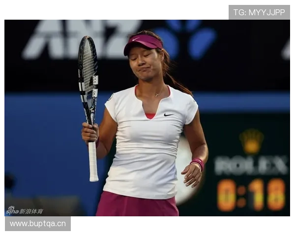 李梓嘉赛场像冷面杀手，街拍却活成度假网红——普通人真想不到这差距