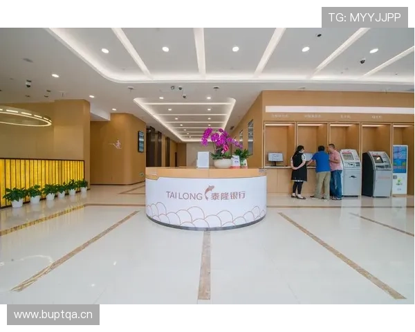 胡金秋家客厅像酒店大堂，那沙发估计比我半年房租还贵