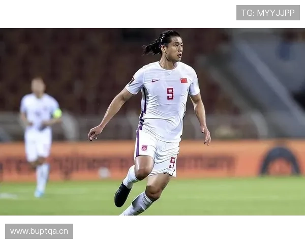 看到张玉宁训练完提菜篮回小区，手腕那块表看得我怀疑人生