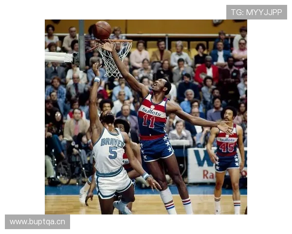 海耶斯内线强攻主导进攻，对比同期中锋得分效率更优